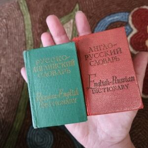 Vintage pocket-sized Russian language texts.